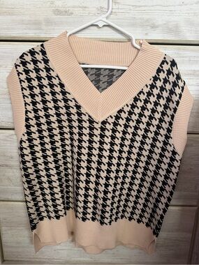 Houndstooth Knit Sleeveless Sweater Vest in Blush and Black